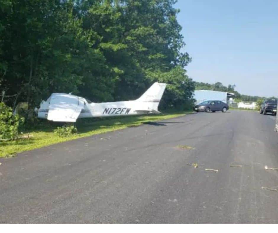 Pilot crashes plane into tree at Princeton Airport