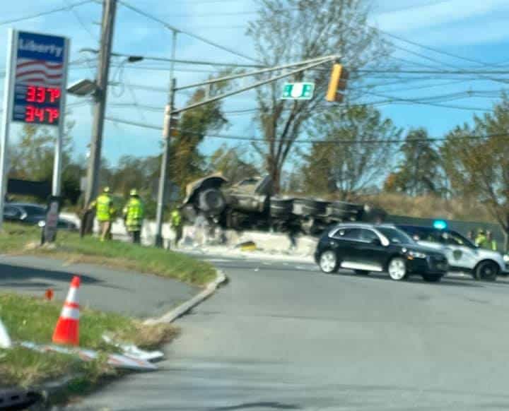 Truck crashes into median on Route 1 in West Windsor
